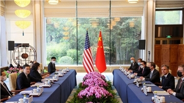 US-Außenminister Antony Blinken (r) und sein chinesischer Amtskollege Qin Gang (l) sitzen sich mit ihren Delegationen im Pekinger Staatsgästehaus Diaoyutai gegenüber.