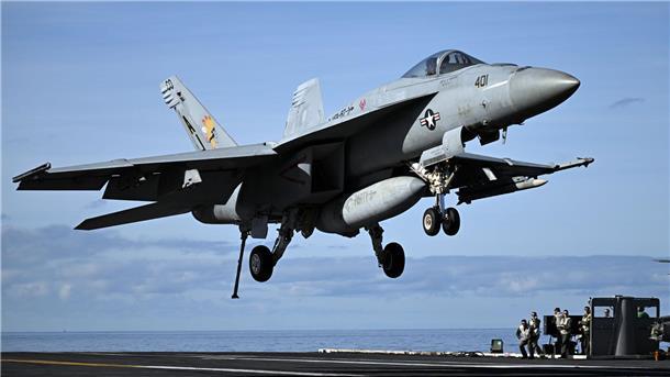 US-Flugzeugträger zu Nato-Übung in der Nordsee US-Flugzeugträger zu Nato-Übung in der Nordsee