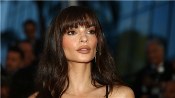 US-Model und -Schauspielerin Emily Ratajkowski zeigt sich trotz laufender Scheidung von Filmproduzent Sebastian Bear-McClard glücklich. Nachdem sie ihr Glück lange in Beziehungen gesucht hat, will sie sich aktuell nur auf sich selbst konzentrieren.