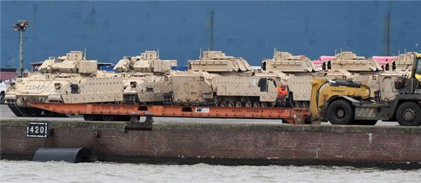 US-Panzer vom Typ "Bradley" direkt nach ihrer Entladung.