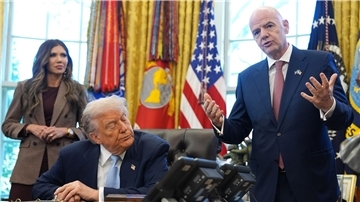 US-Präsident Donald Trump (M) droht mit Spielverlegungen, FIFA-Präsident Gianni Infantino gibt sich zurückhaltend.
