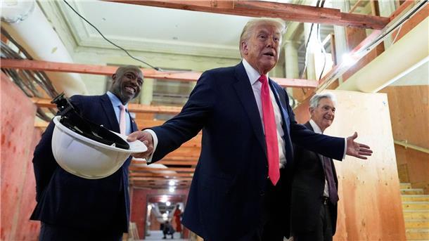 Trump erwägt Klage gegen Zentralbank-Chef Powell US-Präsident Donald Trump (M) sorgt bei Zentralbank-Chef Jerome Powell (r) für Kopfschütteln. (Archivbild)