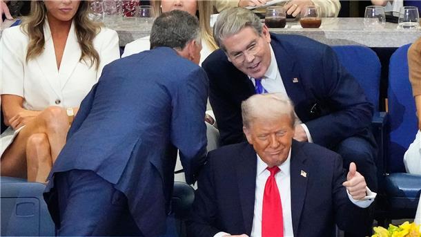 „Koffer voller Magie“ - Alcaraz unlösbare Aufgabe für Sinner US-Präsident Donald Trump verfolgte das Finale auf der Tribüne.