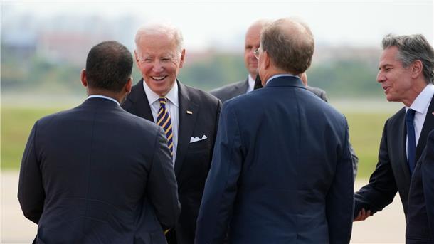 US-Präsident Joe Biden (2.v.l) und Außenminister Antony Blinken (r) werden bei ihrer Ankunft in Phnom Penh begrüßt.
