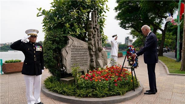 Biden gedenkt in Hanoi seinem „guten Freund“ John McCain US-Präsident Joe Biden besucht das John Sidney McCain III Memorial.