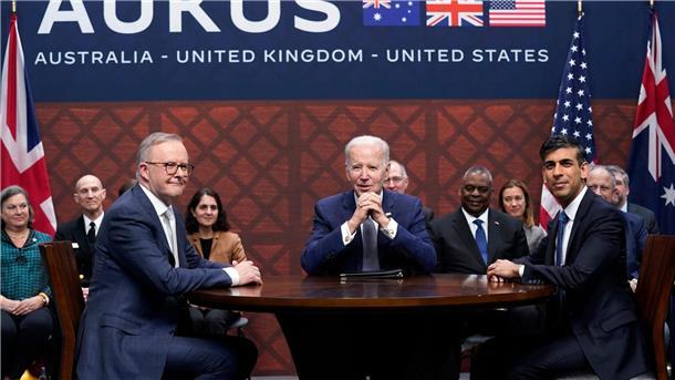 US-Präsident Joe Biden empfängt den australischen Regierungschef Anthony Albanese (l) und den britischen Premier Rishi Sunak (r) in San Diego.