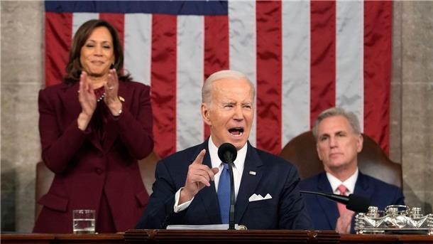 Biden bei Rede zur Lage der Nation wie ein Wahlkämpfer US-Präsident Joe Biden hält seine Rede zur Lage der Nation. Hinter ihm applaudiert Vizepräsidentin Kamala Harris, daneben sitzt Kevin McCarthy, Sprecher des Repräsentantenhauses.