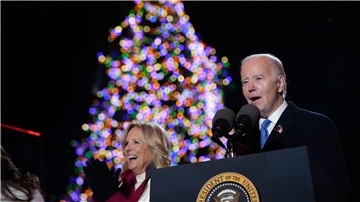 US-Präsident Joe Biden hat mit seiner Ehefrau Jill die Weihnachtszeit in den USA eingeläutet.