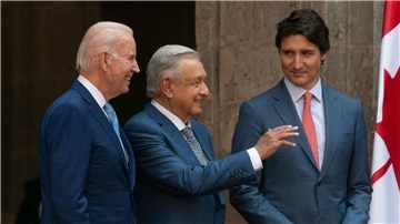 US-Präsident Joe Biden (l) mit seinem mexikanischen Amtskollegen Andres Manuel Lopez Obrador (M) und Kanadas Premierminister Justin Trudeau.