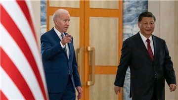 US-Präsident Joe Biden (l) trifft den chinesischen Präsidenten Xi Jinping vor dem G20-Gipfel.