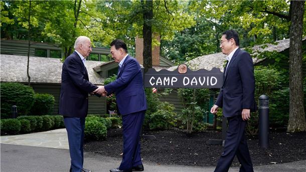 USA, Japan und Südkorea wollen „Botschaft an Welt“ senden US-Präsident Joe Biden (l)begrüßt seine Gäste zum Gipfel in Camp David.
