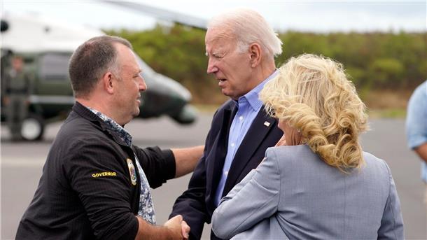 US-Präsident Joe Biden (M) und First Lady Jill Biden begrüßen Josh Green (l), Gouverneur von Hawaii, bei ihrer Ankunft auf der Insel Maui in Hawaii.