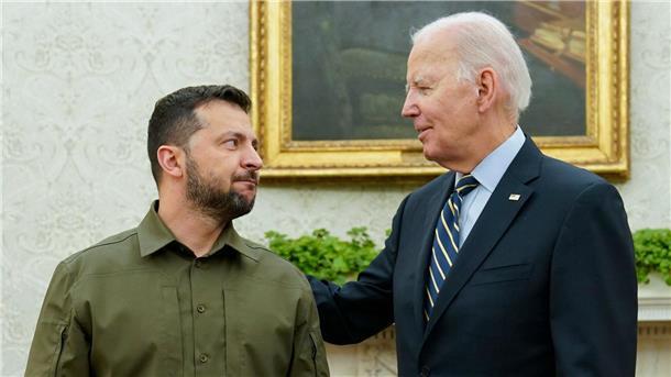 US-Präsident Joe Biden (r) bei einem Treffen mit seinem ukrainischen Amtskollegen Wolodymyr Selenskyj in Washington im September 2023. Die Ukraine ist angesichts der russischen Invasion auf Hilfen aus dem Westen, insbesondere der USA, angewiesen.