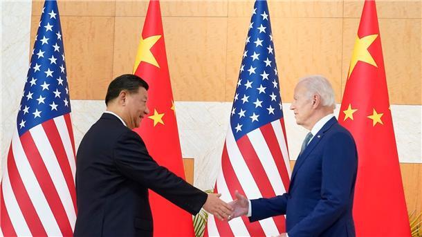 Begrüßung mit Handschlag: Biden und Xi treffen sich auf Bali US-Präsident Joe Biden schüttelt dem chinesischen Präsidenten Xi Jinping bei ihrem Treffen vor dem G20-Gipfel die Hand.