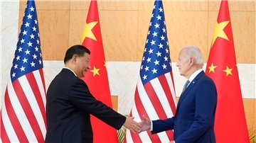 US-Präsident Joe Biden schüttelt dem chinesischen Präsidenten Xi Jinping bei ihrem Treffen vor dem G20-Gipfel die Hand.