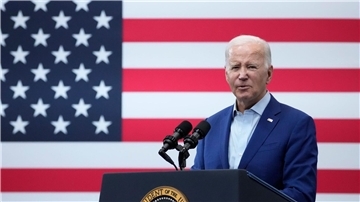 US-Präsident Joe Biden spricht bei Arcosa Wind Towers. Biden erlässt ein neues Dekret und nimmt dafür Spannungen mit China in Kauf.