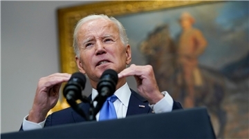 US-Präsident Joe Biden spricht im Roosevelt Room des Weißen Hauses.