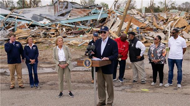 Tornados, Tod und Verwüstung in den USA  US-Präsident Joe Biden spricht nach der Begutachtung der Tornadoschäden in Rolling Fork, Mississippi.