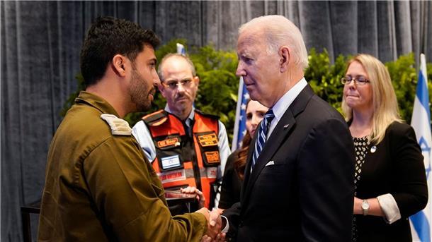US-Präsident Joe Biden trifft Angehörige der Opfer und Ersthelfer, die direkt von den Hamas-Anschlägen betroffen waren.