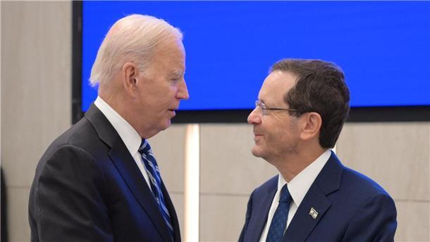 US-Präsident Joe Biden trift den israelischen Staatspräsidenten Izchak Herzog (r).