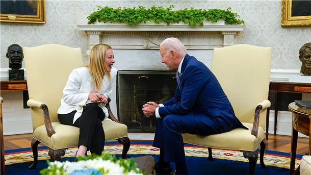 Gekommen um zu bleiben: Ein Jahr Giorgia Meloni Us-Präsident Joe Biden und Giorgia Meloni: In der Außenpolitik verfolgt Meloni einen sehr pragmatischen Kurs.