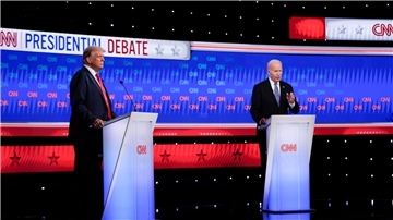 Nach TV-Duell: Bei US-Demokraten geht die Angst um US-Präsident Joe Biden und sein Herausforderer Donald Trump (l) treten bei einem TV-Duell gegeneinander an.