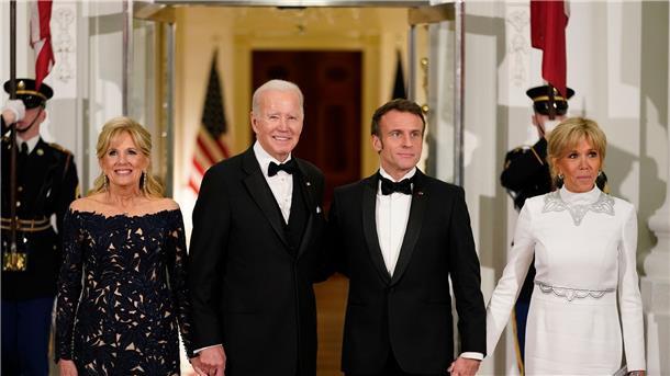 Schickes Staatsbankett für die Macrons im Weißen Haus US-Präsident Joe Biden und seine Frau Jill posieren beim Bankett im Weißen Haus mit Frankreichs Präsident Emmanuel Macron und dessen Frau Brigitte für die Kameras.