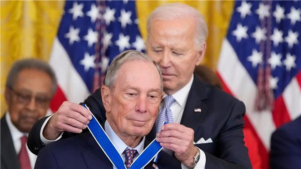 US-Präsident Joe Biden verleiht die höchste zivile Auszeichnung der Nation an den ehemaligen New Yorker Bürgermeister Michael Bloomberg.