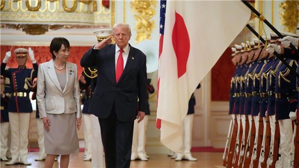 US-Präsident Trump salutiert bei seinem Besuch in Tokio.