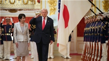 Bilder des Tages US-Präsident Trump salutiert bei seinem Besuch in Tokio.