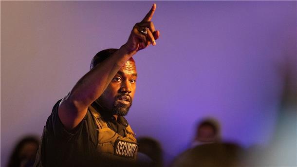 Kanye West verteidigt kritisierten T-Shirt-Slogan US-Rapper Kanye West sorgte bei der Pariser Fashion-Week für Kopfschütteln.