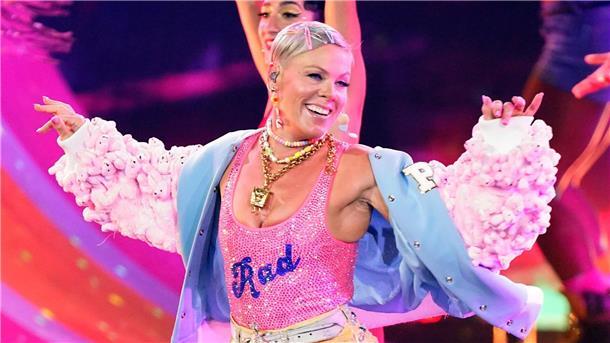 US-Sängerin Pink nennt ihr neues Album „Trustfall“ eine emotionale Reise.