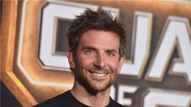 Bradley Cooper übte für Film sechs Jahre lang Dirigieren US-Schauspieler Bradley Cooper spielt in „Maestro“ den berühmten Dirigenten Leonard Bernstein.