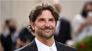 US-Schauspieler Bradley Cooper verwandelt sich im Film „Maestro“ in den legendären Dirigenten und Komponisten Leonard Bernstein.