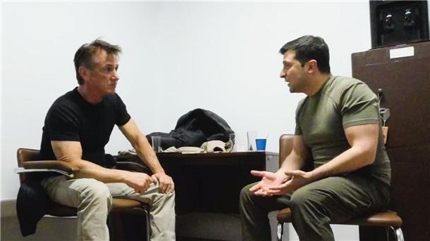 Die Berlinale 2023 blickt auch auf Krisen US-Schauspieler Sean Penn (l) und der ukrainische Präsident Wolodymyr Selenskyj in einer Szene des Dokumentarfilms „Superpower“.