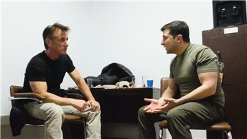 US-Schauspieler Sean Penn (l) und der ukrainische Präsident Wolodymyr Selenskyj in einer Szene des Dokumentarfilms „Superpower“.