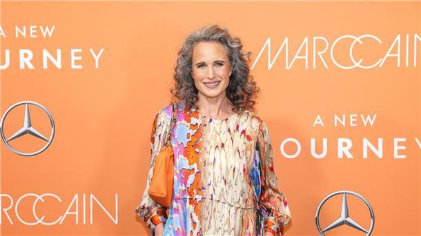 US-Schauspielerin Andie MacDowell kommt zur Show des Labels Marc Cain bei der Offsite-Modenschau im ehemaligen Flughafen Tempelhof in Berlin.
