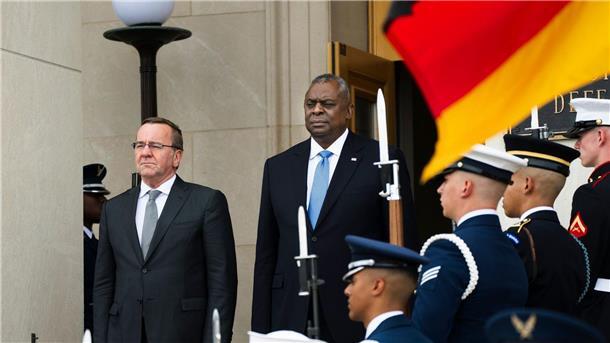 Pistorius: Entwicklungen in Russland legen Risse offen US-Verteidigungsminister Lloyd Austin begrüßt seinen deutschen Amtskollegen Boris Pistorius im Pentagon.