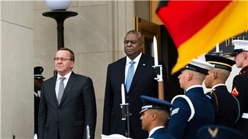 US-Verteidigungsminister Lloyd Austin begrüßt seinen deutschen Amtskollegen Boris Pistorius im Pentagon.