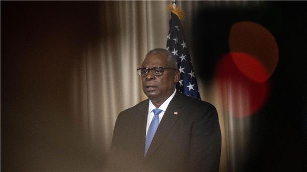 Krieg gegen die Ukraine: So ist die Lage US-Verteidigungsminister Lloyd Austin gibt beim fünften Treffen der Ukraine-Kontaktgruppe auf dem US-Stützpunkt Ramstein ein Schluss-Statement ab.