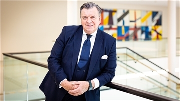 Uwe Dorendorf (CDU), Abgeordneter der CDU im Landtag Niedersachsen, sorgt auf der Social-Media-Plattform TikTok mit kuriosen Videos für Aufsehen und hat bereits mehr als 120.000 Follower gesammelt.