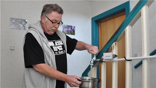 Uwe Dräger wohnt in der Friesenstraße am Einswarder Marktplatz. Seit gut einem Jahr schon bekommen er und alle anderen Bewohner in Einswarder Wohnungen mit Bleileitungen unbelastetes Trinkwasser nur aus einer im Flur installierten Leitung.