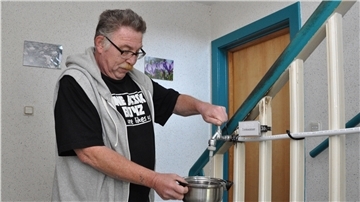 Uwe Dräger wohnt in der Friesenstraße am Einswarder Marktplatz. Seit gut einem Jahr schon bekommen er und alle anderen Bewohner in Einswarder Wohnungen mit Bleileitungen unbelastetes Trinkwasser nur aus einer im Flur installierten Leitung.