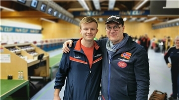 Uwe Knapp mit seinem Schützling Ole-Harald Aas in München. Knapp ist seit 2018 Trainer der norwegischen Pistolenschützen.