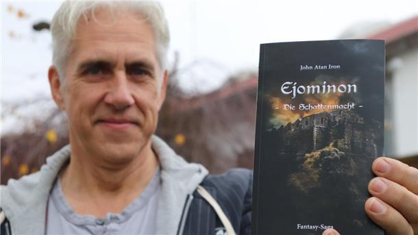 Aus Bildern im Kopf werden ganze Bücher Uwe Mischer aus Rhade schreibt unter dem Pseudonym John Atan Iron Fantasy-Bücher. „Ejominon - Die Schattenmacht“ ist der vierte Band seiner Buchreihe. Buch fünf ist für das kommende Jahr geplant.