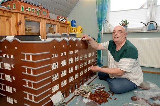 Uwe Naumann und sein Kühlhaus-Modell aus Lego. Über 20.000 Steine und Elemente, mehr als 150 Stunden und etliche tausend Euro hat der Maurer seit April in die Rekonstruktion des historischen Gebäudes gesteckt. Es wiegt rund zwei Zentner und steht im Ex-Kinderzimmer seines Sohnes.