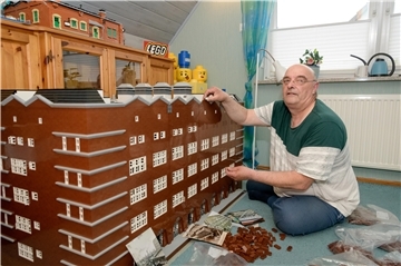 Uwe Naumann und sein Kühlhaus-Modell aus Lego. Über 20.000 Steine und Elemente, mehr als 150 Stunden und etliche tausend Euro hat der Maurer seit April in die Rekonstruktion des historischen Gebäudes gesteckt. Es wiegt rund zwei Zentner und steht im Ex-Kinderzimmer seines Sohnes.