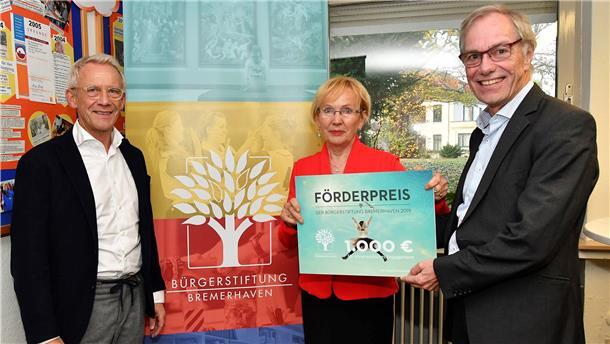 Gisela Wiegel erhält den Stiftungspreis Uwe Perl (links) und Christian Bruns (rechts) überreichten Gisela Wiegel den Förderpreis der Bürgerstiftung Bremerhaven für ihr ehrenamtliches Engagement.