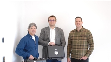 Uwe Rakowitz, Jurek Memsen und Felix Putzas (von links) freuen sich, Jungwild dank modernster Technik vor dem Mähtod bewahrt zu haben.