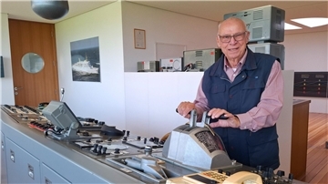 Ein Mann steht im DSM auf der im Museum ausgestellten Schiffsbrücke
